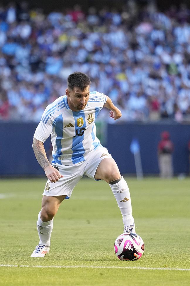 诺伊尔：没考虑重返德国队，希望活在当下和拜仁一起奋斗（诺伊尔：暂不考虑重返国家队，专注当下，与拜仁并肩奋战）