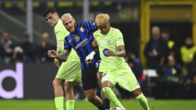 另一个半球的思念，奥斯卡晒出在家观看海港亚冠比赛照片