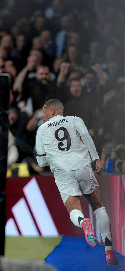 巴塞罗那理发师：欧洲杯期间，费尔明专门打电话让我给他理发