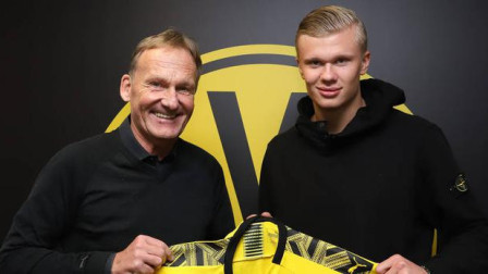 德甲战报：凯恩替补登场戴帽，拜仁5-0狂胜十人斯图加特