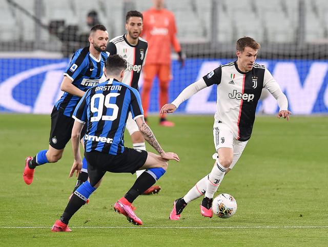 皮亚尼奇重返尤文训练基地，与斯帕莱蒂、基耶利尼合影