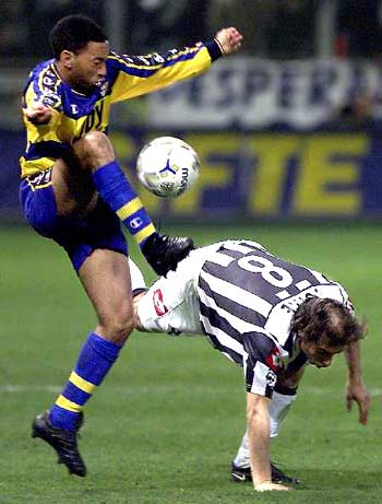 德天空：多特愿涨薪续约阿德耶米，但门德斯要求加解约条款（德媒：多特愿为阿德耶米涨薪续约，门德斯坚持加入解约条款）