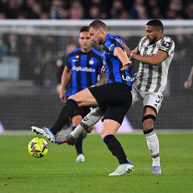 一场3-0让西甲争冠格局大乱，前2只差1分，姆巴佩追平C罗神纪录（3-0大胜搅乱西甲争冠版图：前两名仅差1分，姆巴佩追平C罗神级纪录）